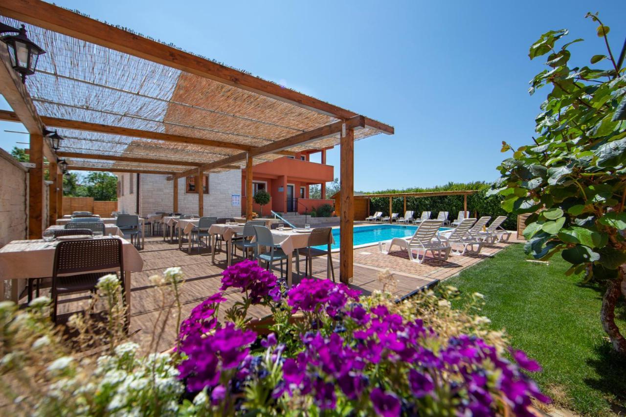 Hotel Natura Vilanija Bagian luar foto