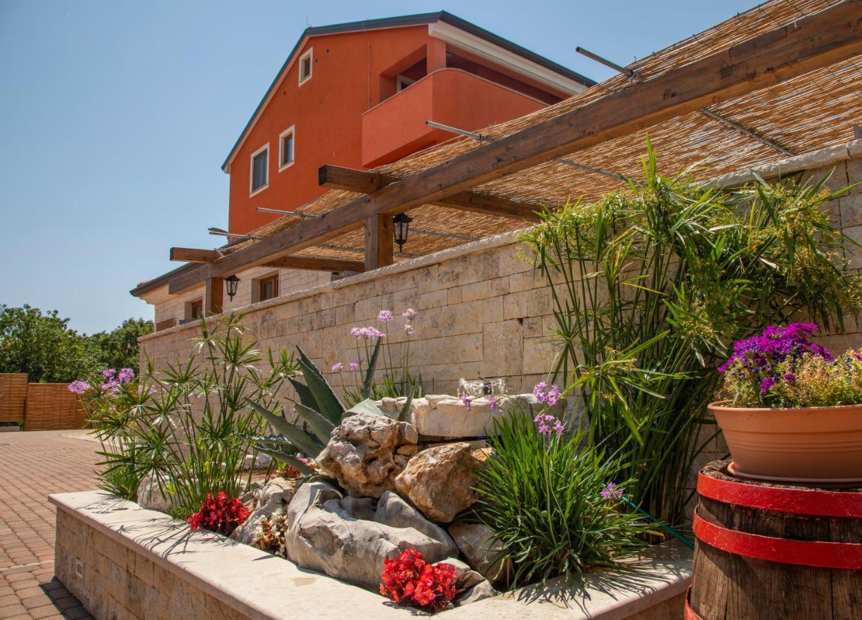 Hotel Natura Vilanija Bagian luar foto