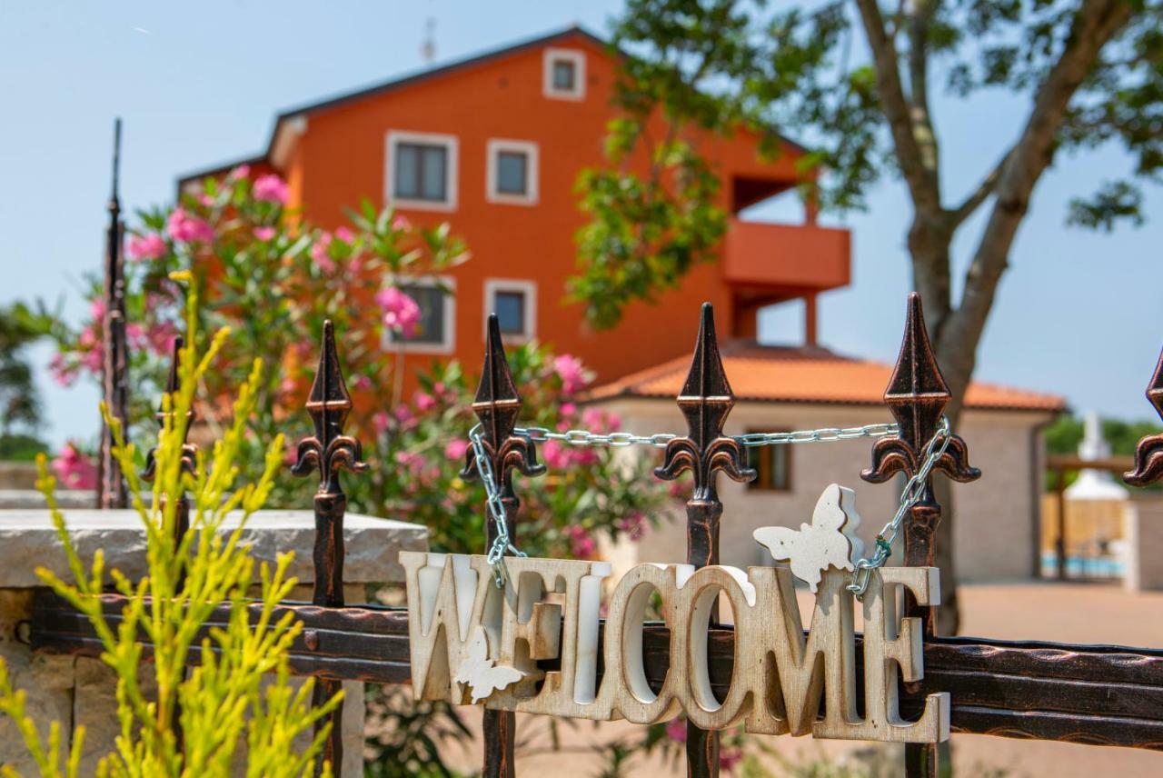 Hotel Natura Vilanija Bagian luar foto